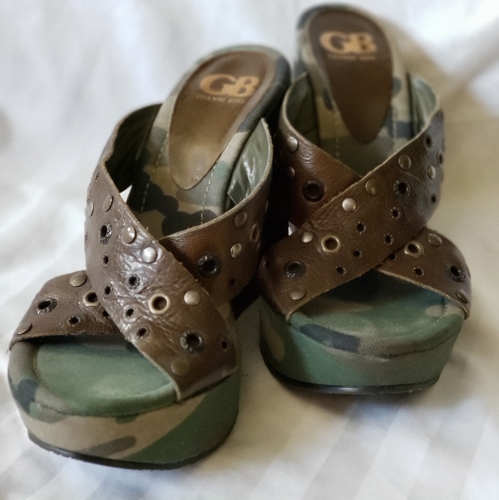 Women's Camo Wedge 8.5M never worn! NEW!!